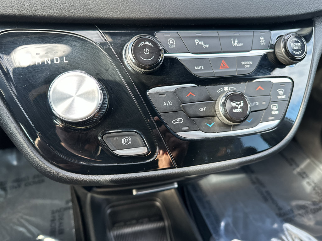 Used 2025 Chrysler Pacifica Select FWD image 25
