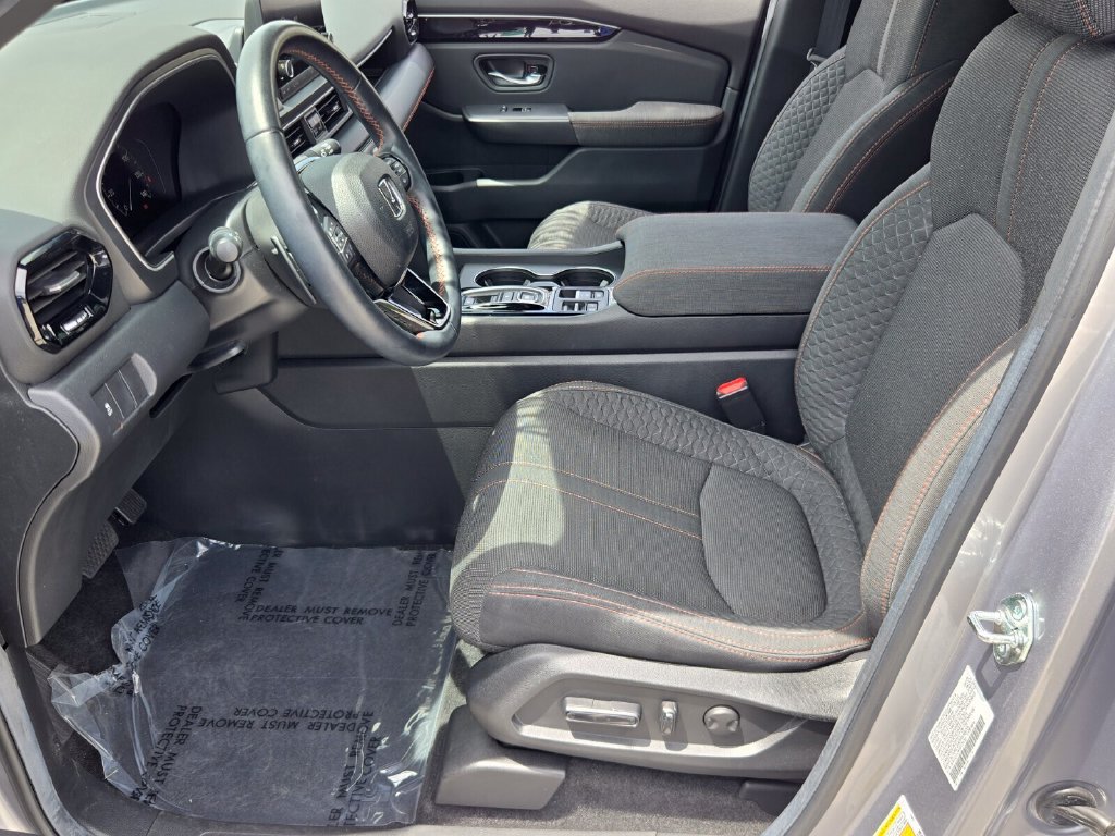 Used 2025 Honda Pilot Sport image 10