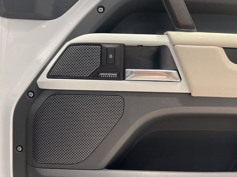 New 2024 Land Rover Defender 110 SE image 19