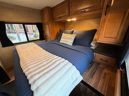Used 2014 Ford E-450 and Econoline 450 Super Duty w/ Motorhome Prep Package RWD image 25