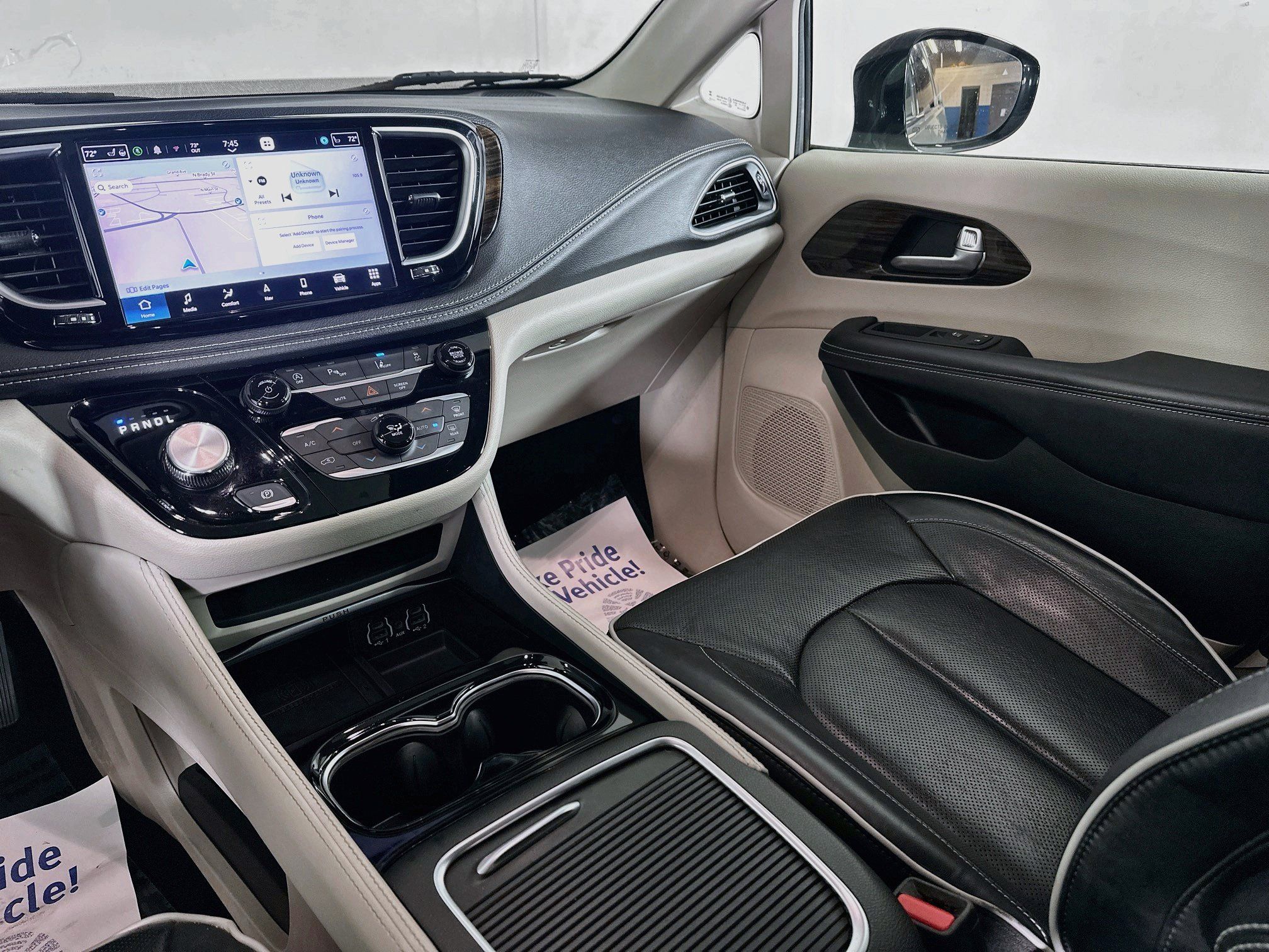 Used 2023 Chrysler Pacifica Limited FWD image 23