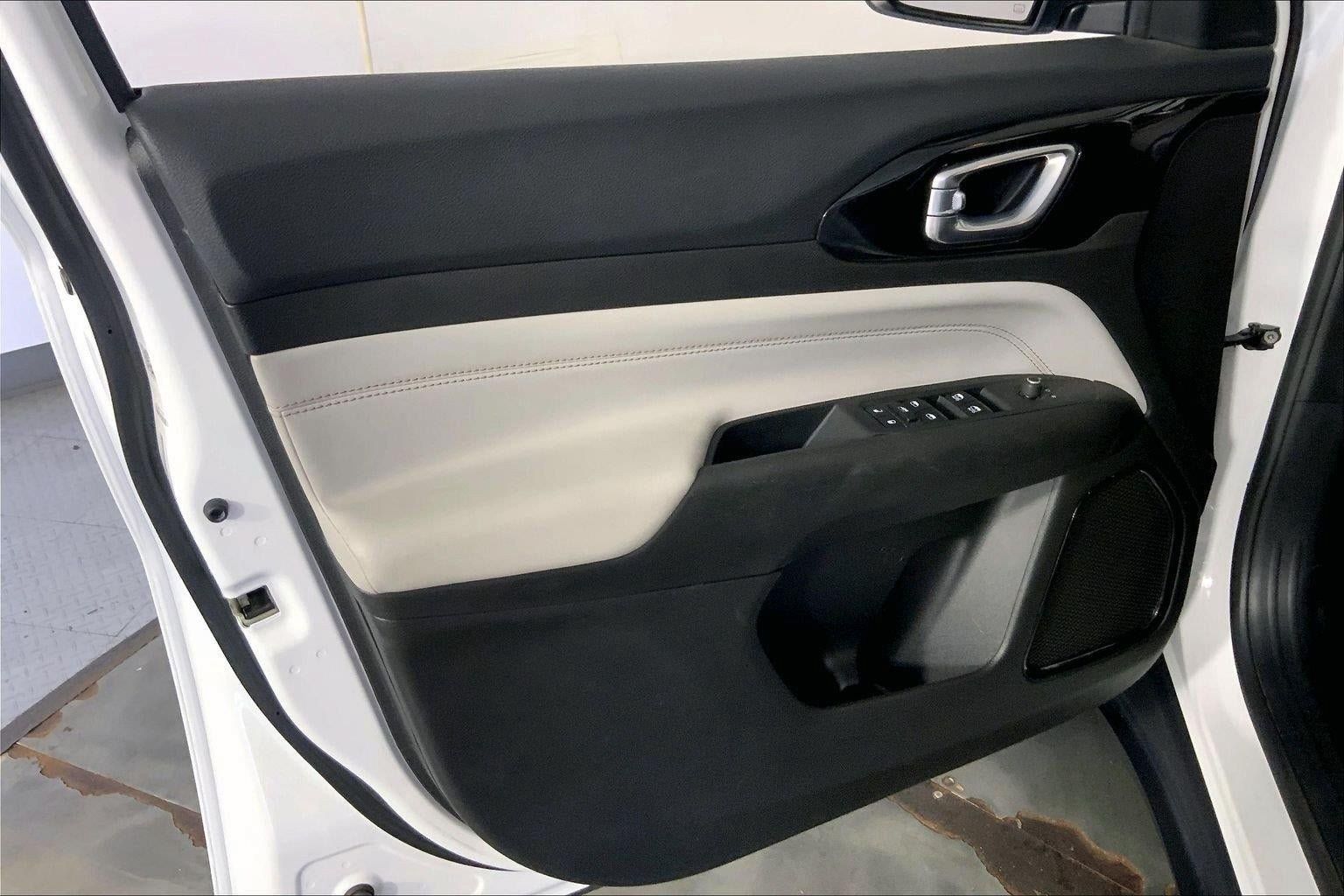 Used 2025 Jeep Compass Limited AWD/4WD image 24