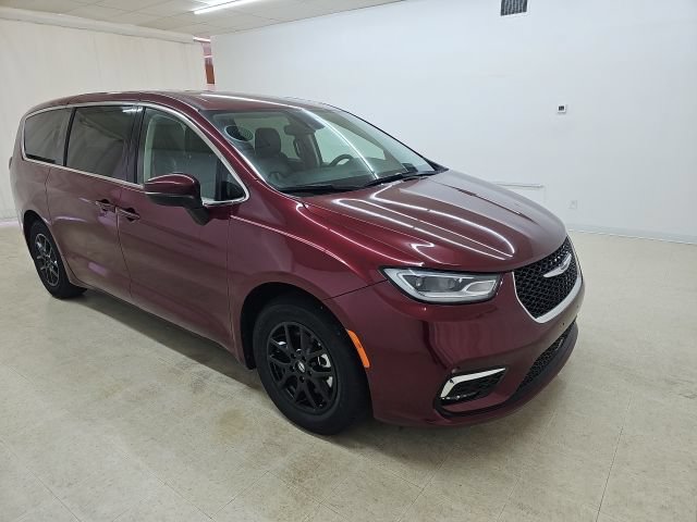 Used 2023 Chrysler Pacifica Touring-L FWD image 12