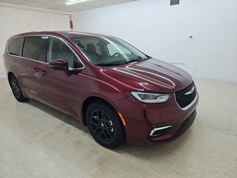 Used 2023 Chrysler Pacifica Touring-L FWD image 12