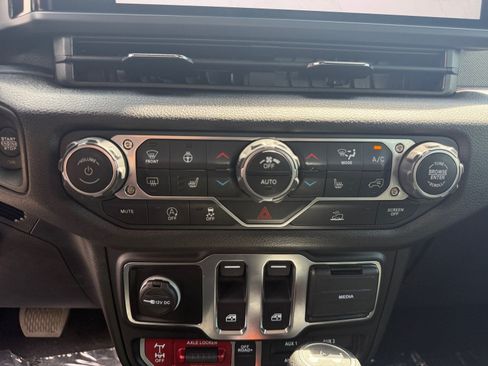 Used 2025 Jeep Wrangler Sport AWD/4WD image 12
