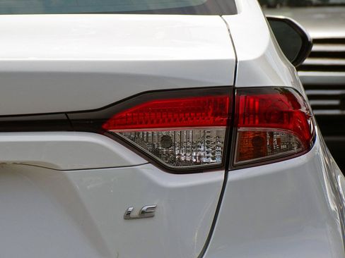 Used 2021 Toyota Corolla LE FWD image 15