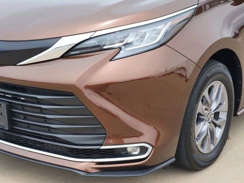 Used 2023 Toyota Sienna XLE FWD image 11