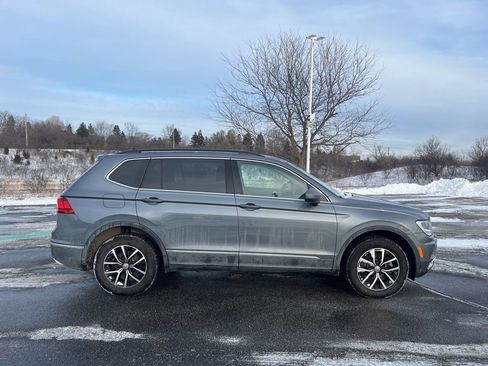 Used 2021 Volkswagen Tiguan SE image 3