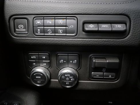 Used 2022 GMC Yukon Denali w/ Denali Premium Package AWD/4WD image 15
