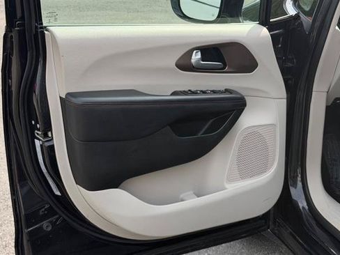 Used 2018 Chrysler Pacifica Touring-L FWD image 21