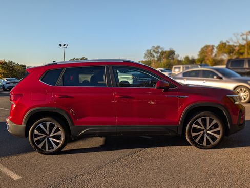 Used 2024 Volkswagen Taos SE w/ Panoramic Sunroof Package image 10