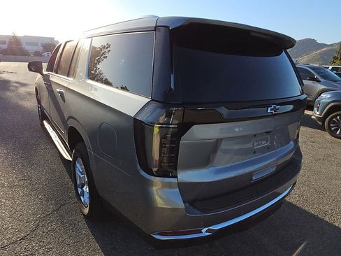 Used 2025 Chevrolet Suburban LT w/ Comfort Package AWD/4WD image 9