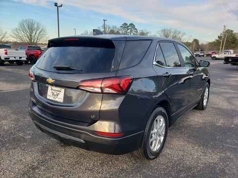 Used 2022 Chevrolet Equinox LT w/ Driver Convenience Package image 3