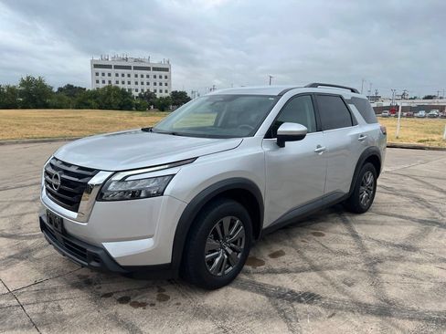 Used 2024 Nissan Pathfinder SV FWD image 1