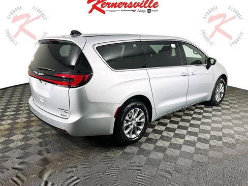 New 2026 Chrysler Pacifica Limited image 7