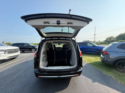 Used 2024 Chrysler Pacifica Touring-L FWD image 5