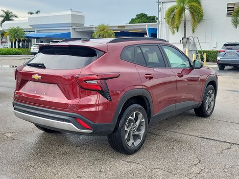 Used 2025 Chevrolet Trax LT FWD image 5
