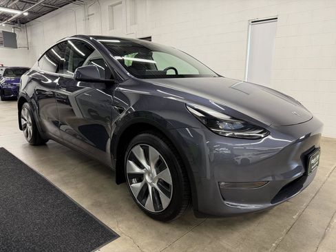 Used 2023 Tesla Model Y Long Range AWD/4WD image 3