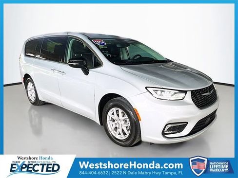 Used 2024 Chrysler Pacifica Touring-L FWD image 1