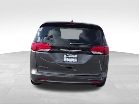 Used 2022 Chrysler Voyager LX FWD image 9