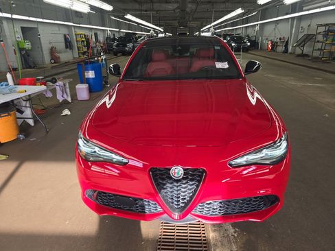 Used 2024 Alfa Romeo Giulia Veloce image 2