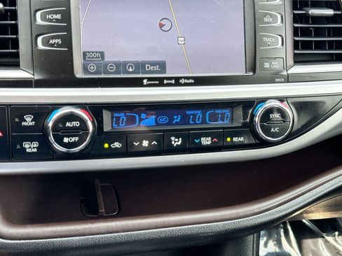 Used 2017 Toyota Highlander XLE FWD image 19