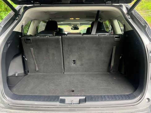 Used 2021 Toyota Highlander XLE AWD/4WD image 26