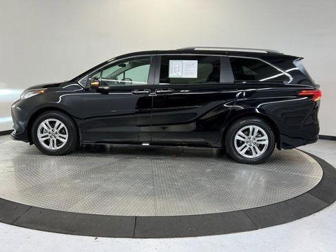 Used 2023 Toyota Sienna Limited image 4