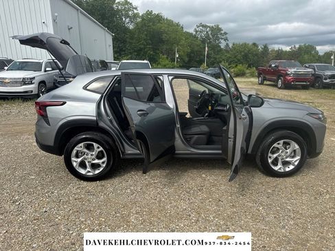 Used 2025 Chevrolet Trax LS w/ LS Convenience Package FWD image 16