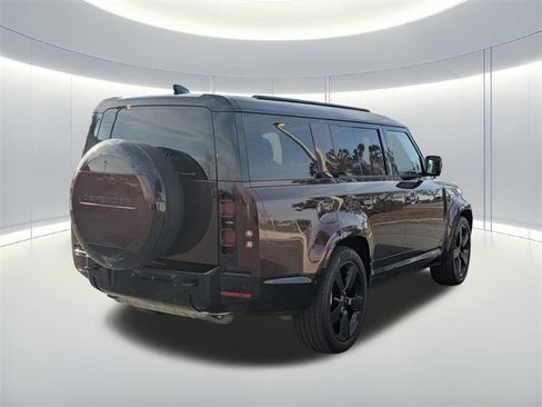 Used 2025 Land Rover Defender 130 X-Dynamic SE image 6