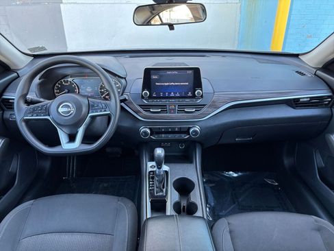 Used 2025 Nissan Altima 2.5 SV FWD image 29