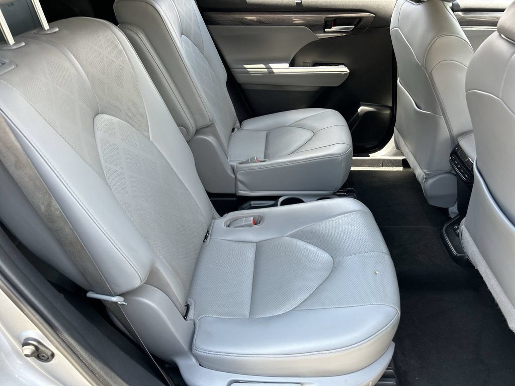 Used 2021 Toyota Highlander Platinum FWD image 28