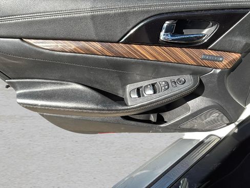 Used 2017 Nissan Maxima Platinum w/ Interior Lighting Package FWD image 16