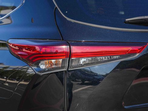 Used 2023 Toyota Highlander Platinum FWD image 11