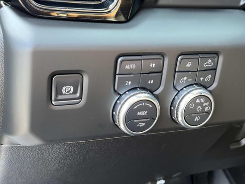 Used 2025 GMC Sierra 3500 AT4 w/ AT4 Premium Plus Package AWD/4WD image 30