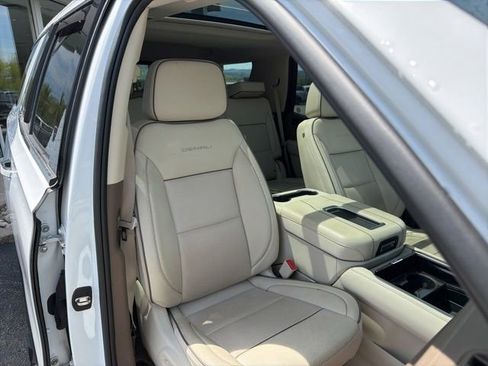 Used 2023 GMC Yukon Denali AWD/4WD image 6