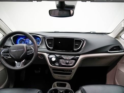 Used 2023 Chrysler Pacifica Touring-L FWD image 27
