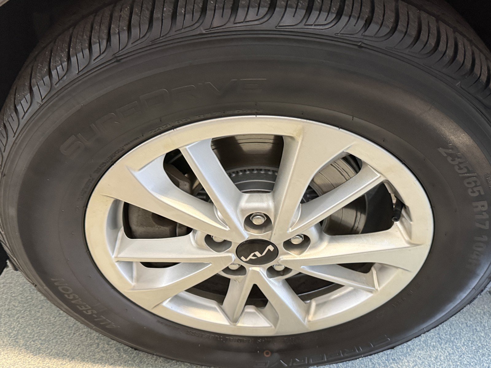Used 2023 Kia Carnival LX FWD image 35