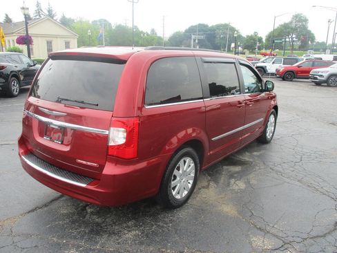 Used 2013 Chrysler Town & Country Touring FWD image 12