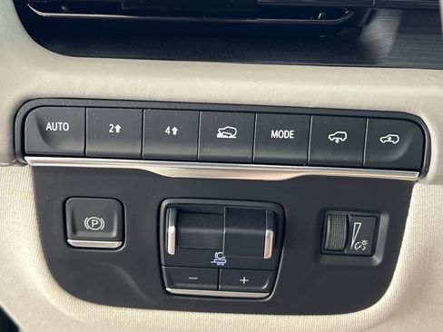 Used 2022 Cadillac Escalade ESV Premium Luxury Platinum w/ LPO, Floor Liner Package AWD/4WD image 25