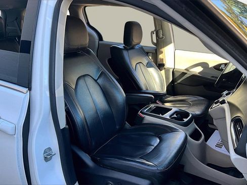 Used 2019 Chrysler Pacifica Touring-L Plus w/ Advanced Safetytec Group image 27