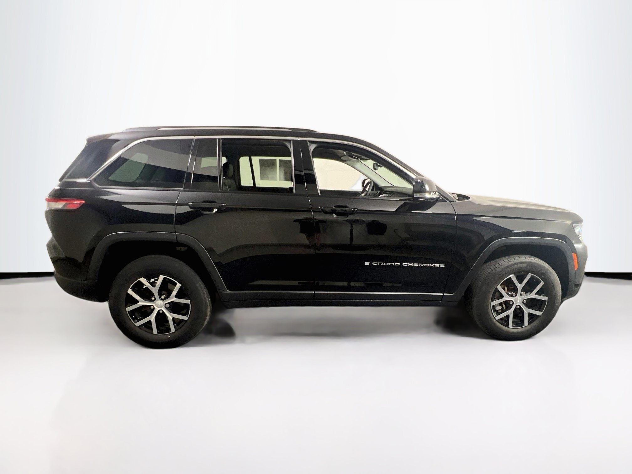 Used 2023 Jeep Grand Cherokee Limited AWD/4WD image 4