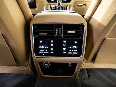 Certified 2022 Porsche Cayenne Platinum Edition w/ Premium Package Plus image 21