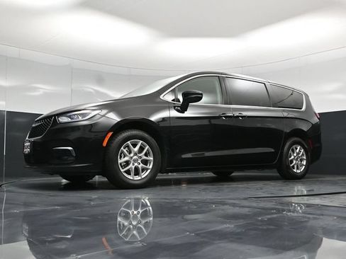 Certified 2024 Chrysler Pacifica Touring-L FWD image 61