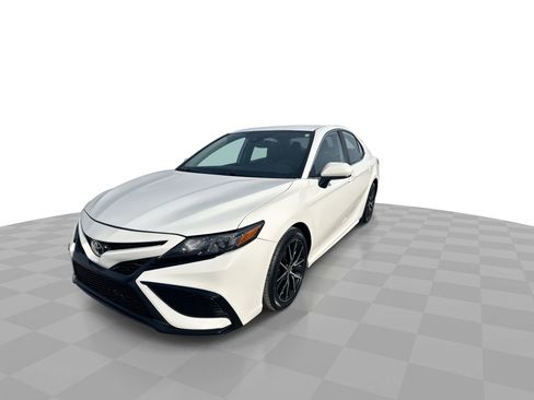 Used 2021 Toyota Camry SE image 4