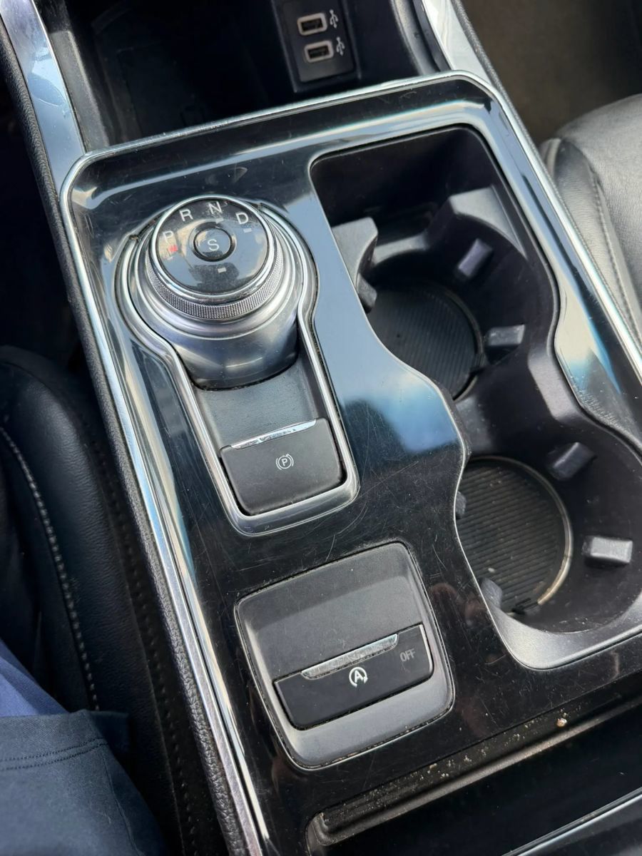 Used 2019 Ford Edge Titanium FWD image 21