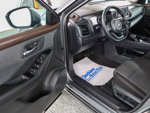 Used 2023 Nissan Rogue SV image 3