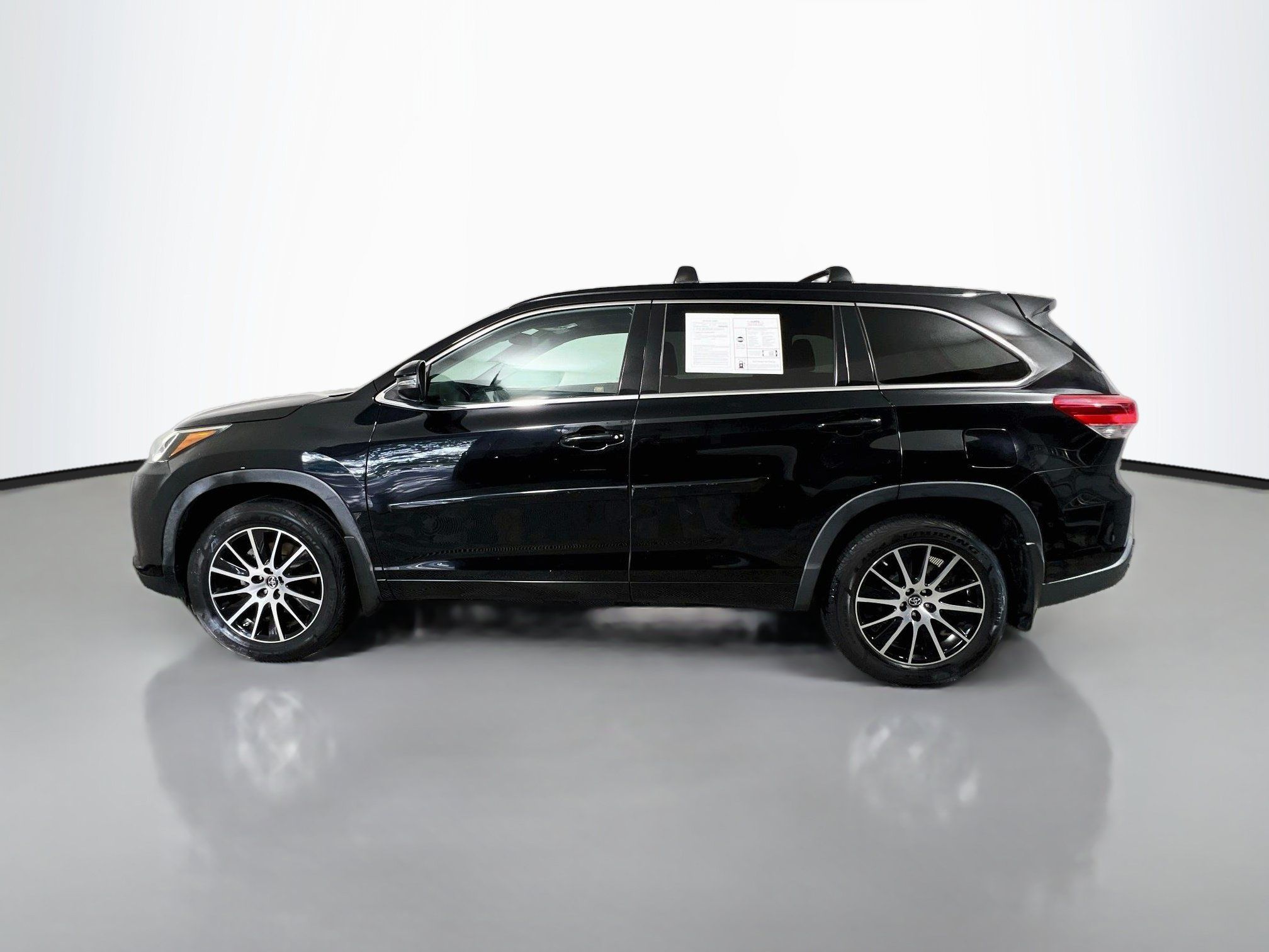 Used 2018 Toyota Highlander SE w/ Carpet Mat Package (TMS) AWD/4WD image 9