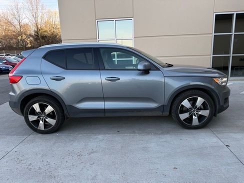 Used 2019 Volvo XC40 T5 Momentum image 3