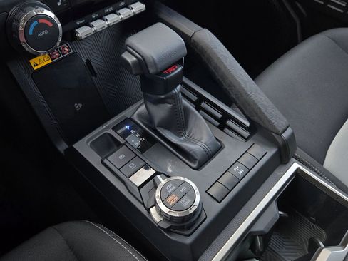 Certified 2025 Toyota Tacoma TRD Off-Road AWD/4WD image 17